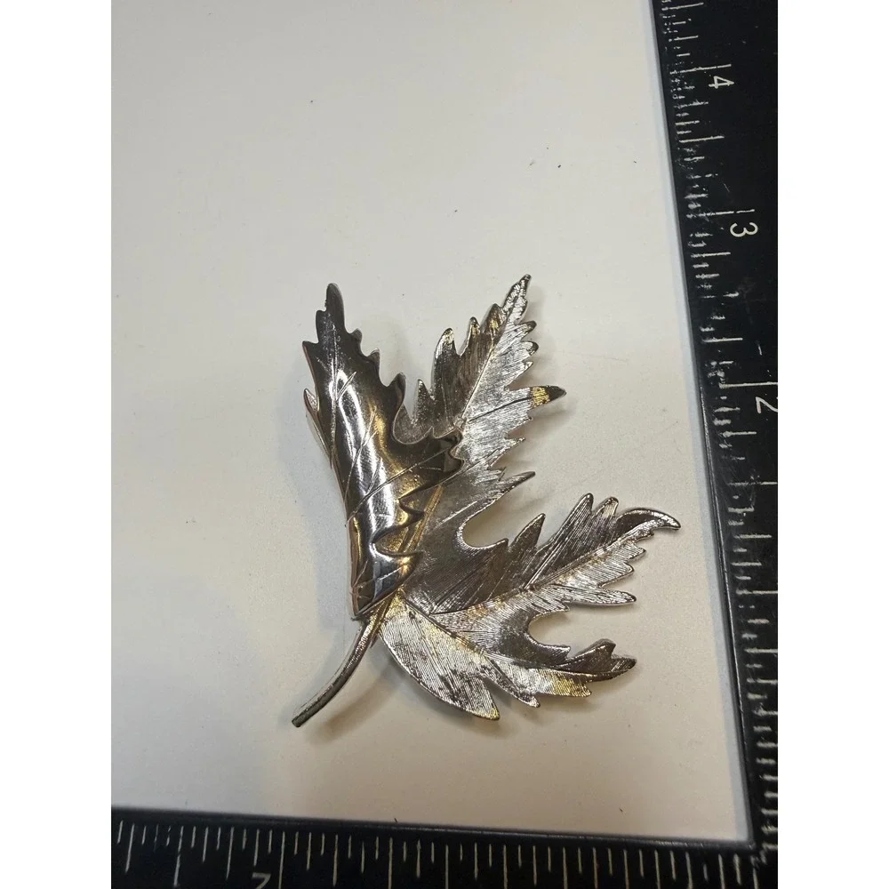 Silver Tone‎ Maple Leaf Brooch Textured Nature Inspired Fall Autumn Pin